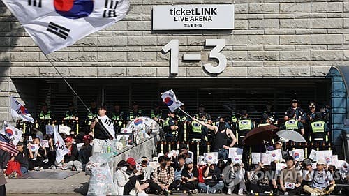 잠실개표소 앞 시위 사흘째…'2030 주축' 재선거 요구 계속