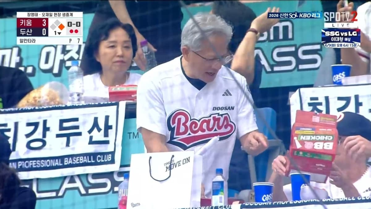 야구장 찾은 젠슨황 "치맥보다 좋은 건 없다"…BBQ 또 먹었다