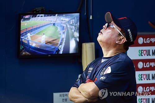 꼴찌 추락 위기 롯데 자이언츠, 5일 만에 투수 코치 재교체