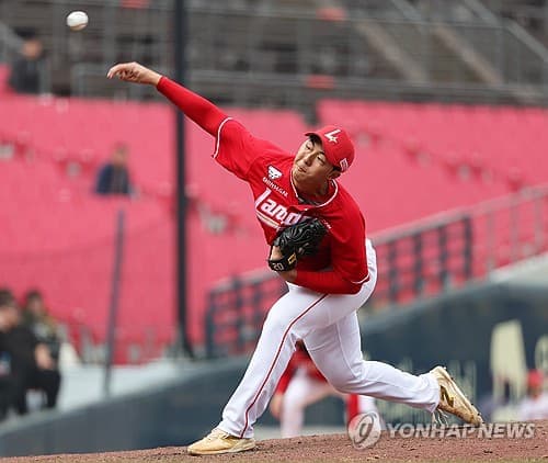 신인·외국인 투수 앞세운 SSG 랜더스, 투수진 부진 극복 나선다
