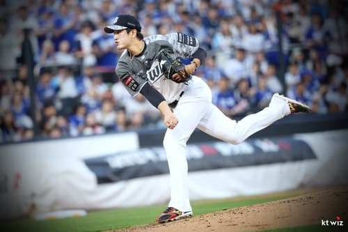 고영표 4승 달성·김현수 2천600안타 고지…KT, 삼성 꺾고 2위 수성