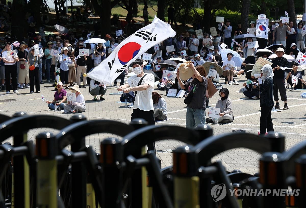 시위대 잠실개표소 봉쇄로 체육단체들 닷새째 사무실 못 들어가