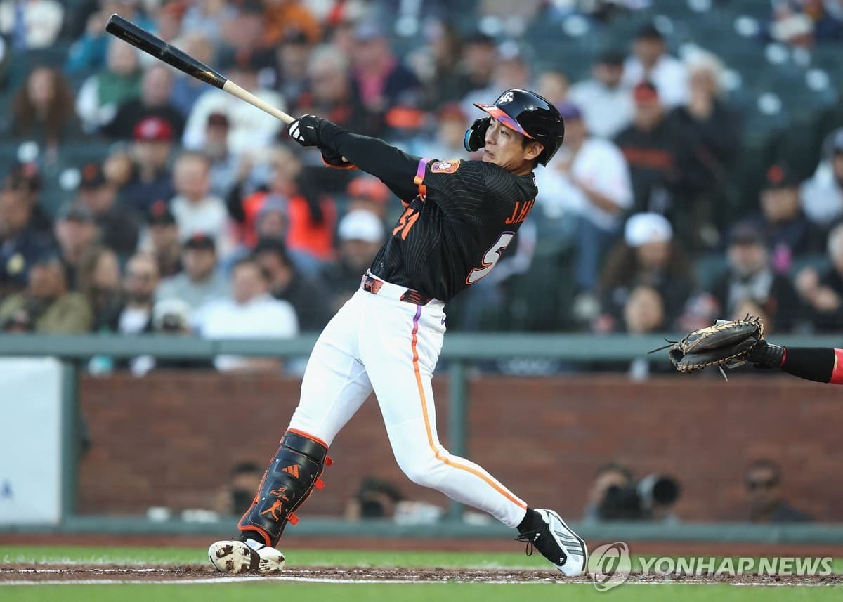 이정후, 17연속 경기 안타 기록…MLB 한국 선수 신기록 달성