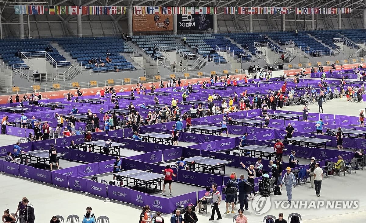 102세 노익장부터 레전드까지…강릉 적신 '은빛 스매싱'
