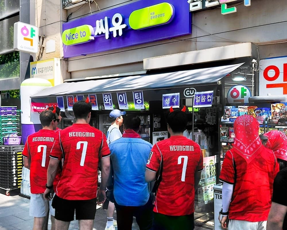 월드컵 출근 응원에 광화문 편의점 매출 폭발…맥주 180배 증가