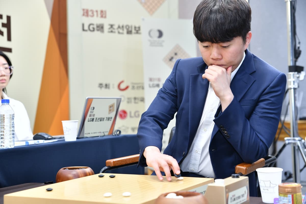 신민준, LG배 결승 1국 기선 제압…사상 첫 2연패 보인다