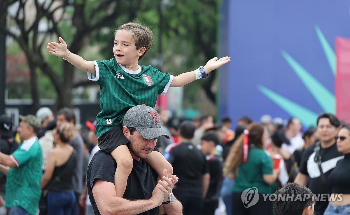 표 가격 폭등에 밀려난 멕시코 시민들, 자신의 마당에서 월드컵 경기 관전