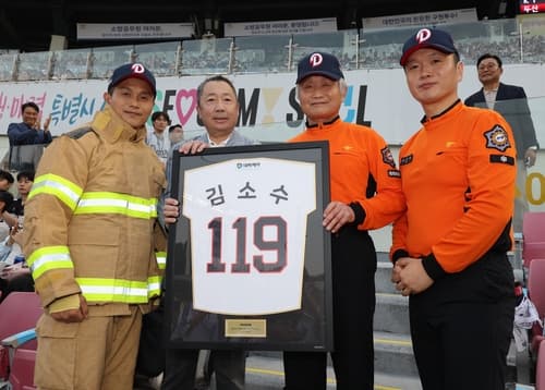 두산 베어스, 소방가족 1,119명 잠실구장 초청…83세 은퇴 소방관 퍼스트볼 던지다
